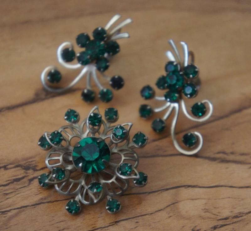 Vintage Schmuckset Ohrringe Brosche Pin Design Blumen Silber Cz Strass Aurora Borealis Steine Grün L-017 von LOVNTG