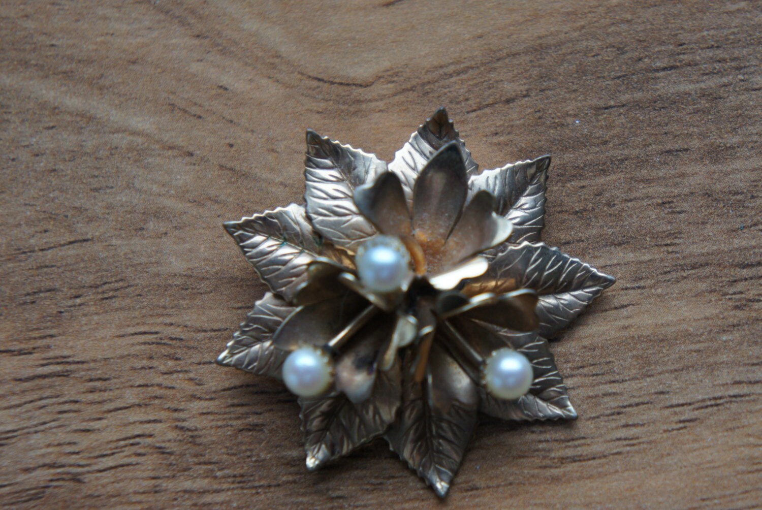 Vintage Schöne Gold Filled Blume Mit Perlen Brosche Signiert Winard Pin 12K Art Id O-0030 von LOVNTG