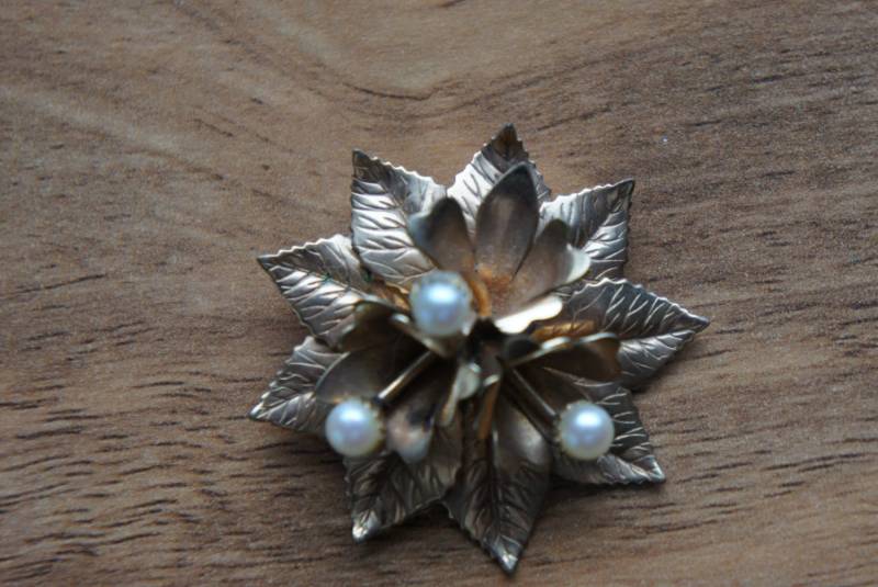 Vintage Schöne Gold Filled Blume Mit Perlen Brosche Signiert Winard Pin 12K Art Id O-0030 von LOVNTG