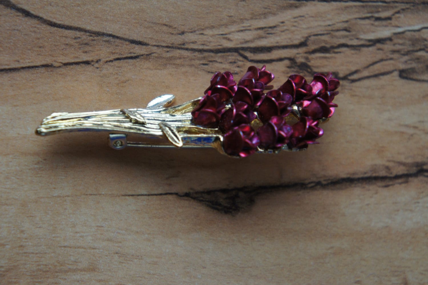 Vintage Schöne Goldfarbene Blume Rose Brosche Strasssteine Art-Id O-0009 von LOVNTG