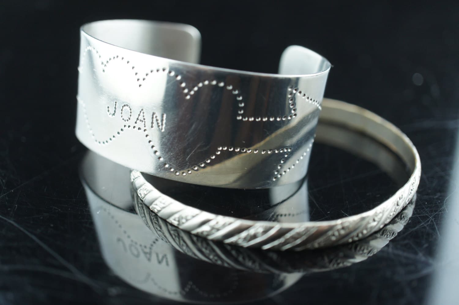 Vintage Set 2 Handgemachte Armbänder Armreif Armspange Armspange Gehämmert Design Modern Art Deco V069 Vintage Set 2 Handgemachte Armbänder Armreif Armspange Armspange Gehämmert Design Modern Art Deco V069 von LOVNTG