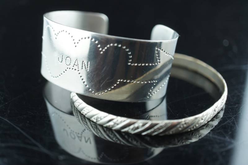 Vintage Set 2 Handgemachte Armbänder Armreif Armspange Armspange Gehämmert Design Modern Art Deco V069 von LOVNTG