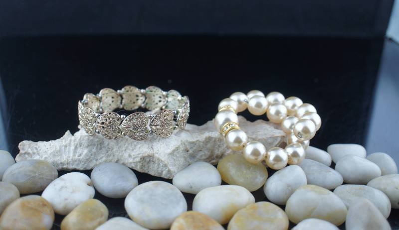 Vintage Set Von 2 Armbändern Stretch Armband Manschette Maßlos Perlen Filigran Herzen Design Modern Art Deco Schmuck Sa35 von LOVNTG