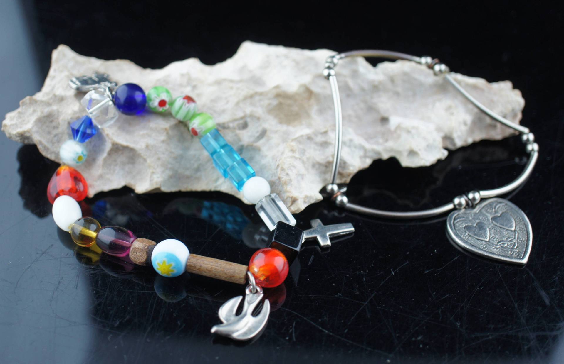 Vintage Set Von 2 Armbändern Stretch Armband Maßlose Perlen Glieder Charm Herzen Kreuz Lamm Taube Modern Design Art Deco Schmuck Cc212 von LOVNTG