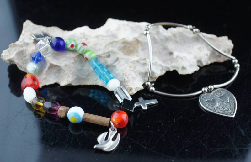 Vintage Set Von 2 Armbändern Stretch Armband Maßlose Perlen Glieder Charm Herzen Kreuz Lamm Taube Modern Design Art Deco Schmuck Cc212 von LOVNTG