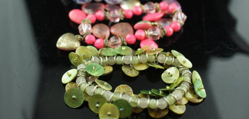 Vintage Set Von 2 Armbändern Stretcharmband Manschette Maßlos Perlen Grün Rosa Charm Knöpfe Herzen Modern Design Art Deco Schmuck P159 von LOVNTG