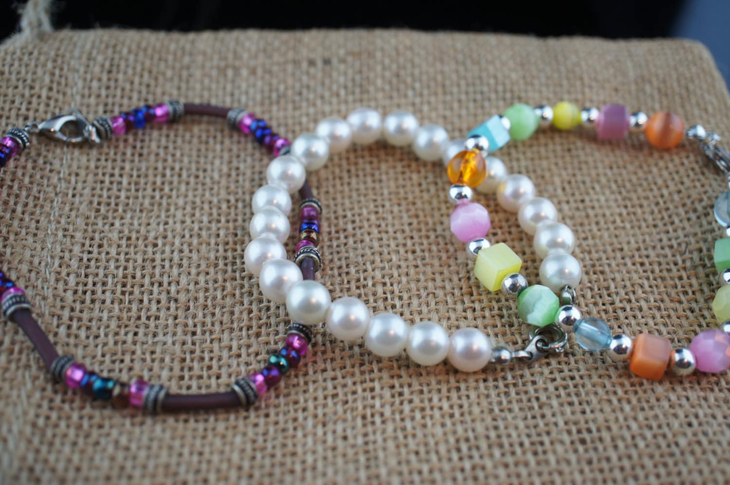 Vintage Set Von 3 Armbändern Armband Manschette Multicolor Perlen Faux Charm Modern Design Art Deco Schmuck P188 von LOVNTG