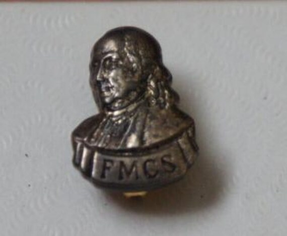 Vintage Signierte Brosche. Fmcs Fraternal Society Anstecknadel Sterling Silber Benjamin Franklin P-102 von LOVNTG