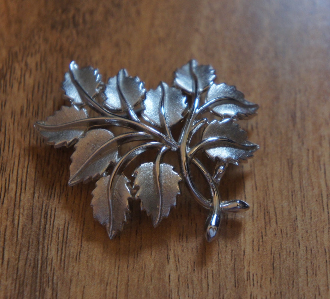 Vintage Signierte Trifari Blatt Brosche. Pullover Pin, Schalnadel, Schalnadel Pin Brosche, Ast, Signiert A-087 von LOVNTG