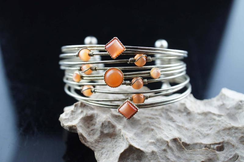 Vintage Silberfarbener Armreif Massiver Orange Steine Perlen Modernes Design Deko Schmuck Für Frauen Schmales Handgelenk L066 von LOVNTG