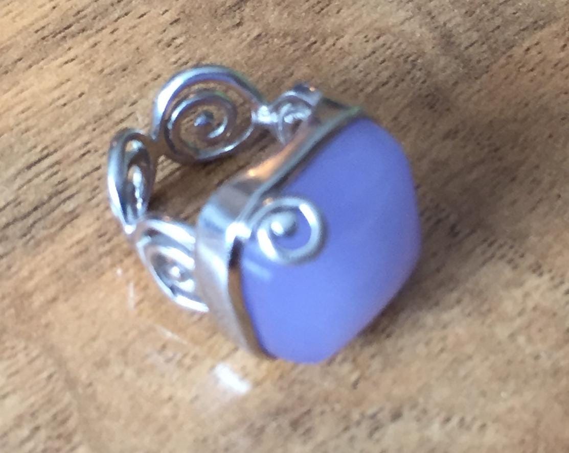 Vintage Sterling Silber 925 Ring Mit Mond Lila Stein Quadrat Filigrane Design M-028 von LOVNTG