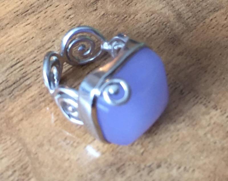 Vintage Sterling Silber 925 Ring Mit Mond Lila Stein Quadrat Filigrane Design M-028 von LOVNTG