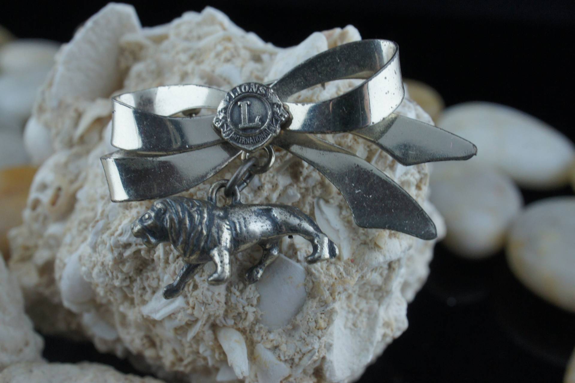 Vintage Sterling Silber Damen Lions Club Pin Schleife Mit Baumelnden 3D Löwe Charme Schmuck Art Deco St268 von LOVNTG