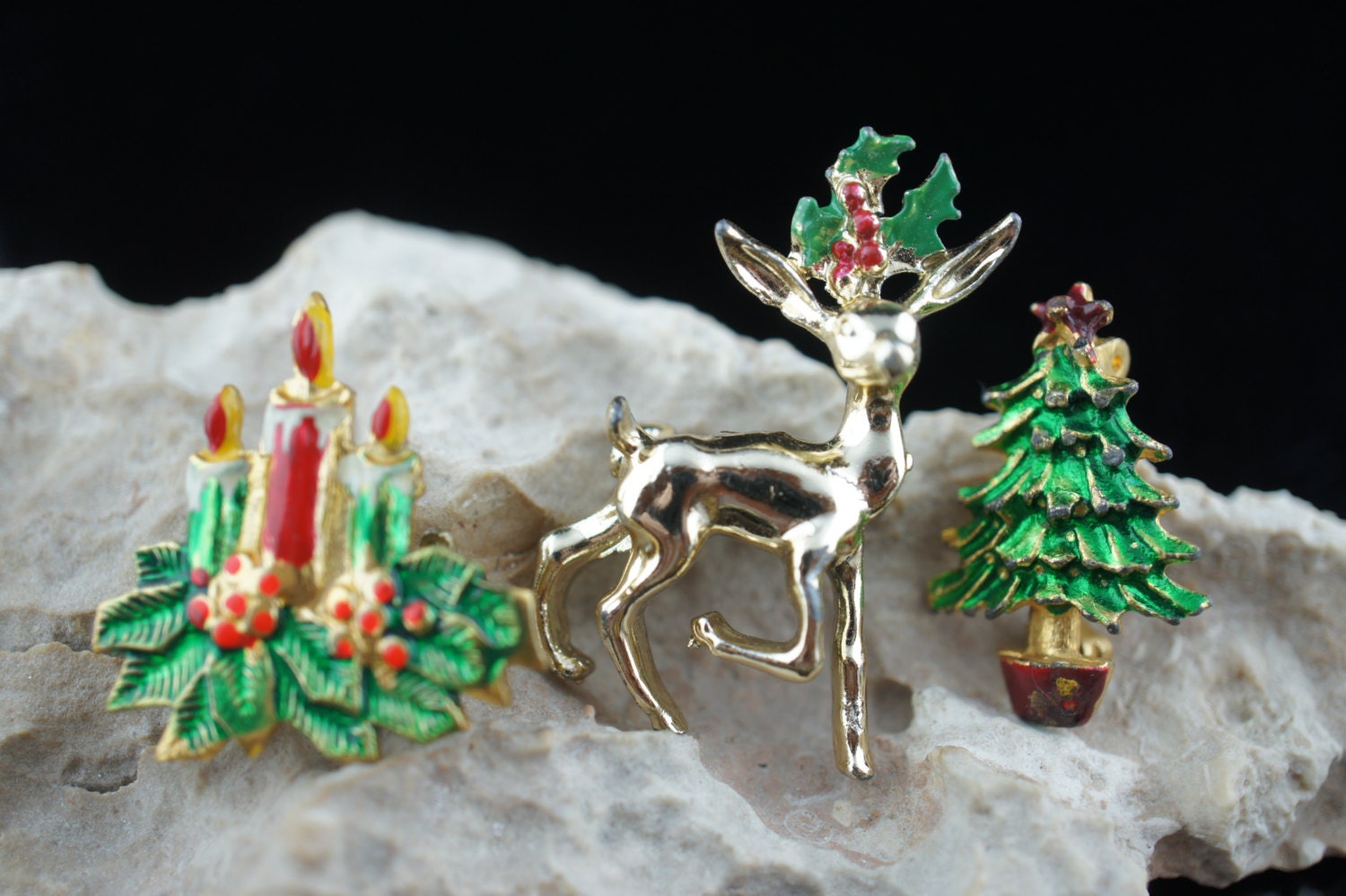 Weihnachtsgeschenk Vintage Art Deco Schmuck Brosche Tannenbaum Kerzen Reh Minimalistisch Modernist Anmutig P149 von LOVNTG