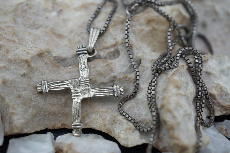 sterlingsilber 925 Vintage Art Deco-Box-Design Halskette Anhänger Kreuz Propeller Gehämmert Diamant Geschnitten Signiert Minimalistisch von LOVNTG