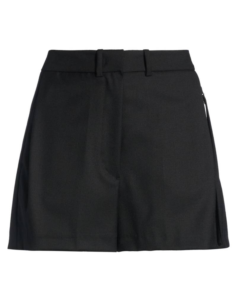 LOW CLASSIC Shorts & Bermudashorts Damen Schwarz von LOW CLASSIC