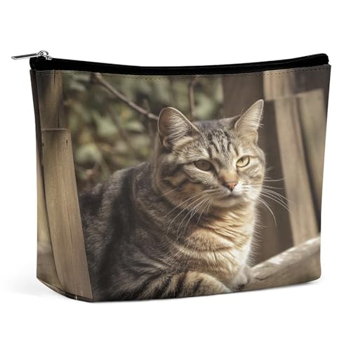 Wasserdichte Reise-Make-up-Tasche, Organizer, PU-Leder, Katze auf Holzzaun, Kosmetiktasche, kleiner Kulturbeutel, niedlich, tragbare Reißverschlusstasche für Damen und Herren, Reisezubehör Wasserdichte Reise-Make-up-Tasche, Organizer, PU-Leder, Katze auf Holzzaun, Kosmetiktasche, kleiner Kulturbeutel, niedlich, tragbare Reißverschlusstasche für Damen und Herren, Reisezubehör von LPAGBCNU