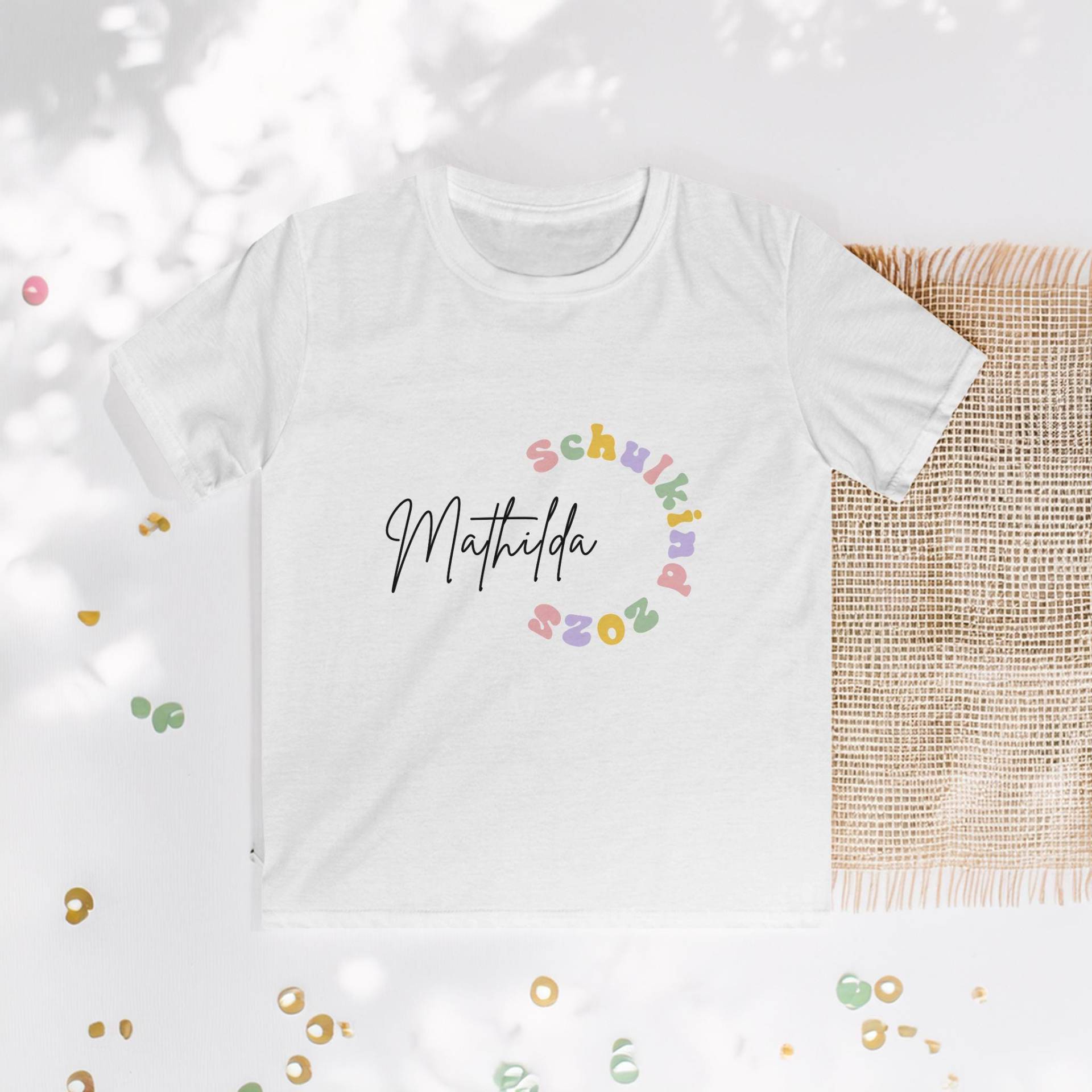 T-Shirt Schulkind 2025 | Modernes Tshirt Zur Einschulung Mädchen Junge Geschenk Schulanfang T-Shirt Schulkind 2025 | Modernes Tshirt Zur Einschulung Mädchen Junge Geschenk Schulanfang von LPLivelyPureArts
