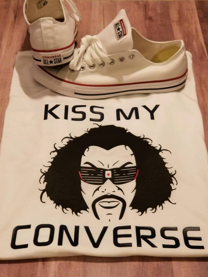 Kuss Mein Converse-T-Shirt Kuss Mein Converse-T-Shirt von LPersonalizedDesigns