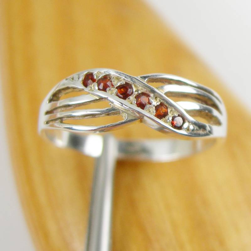 6 Rundschliff Natürlicher Roter Granat Edelstein Pave Set Low-Profile-Bandring, Echtes 925 Sterlingsilber - R113 von LQCJewellery