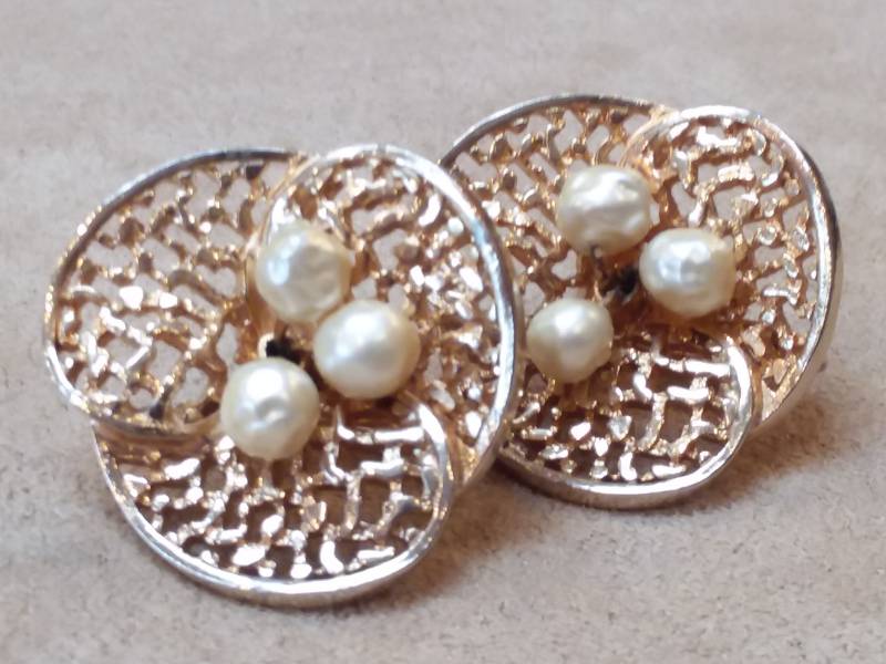 Jahrgang Elegante Gold-Ton Perle Florale Ohrclips, Einzigartiges Geschenk Für Sie von LSBazaar