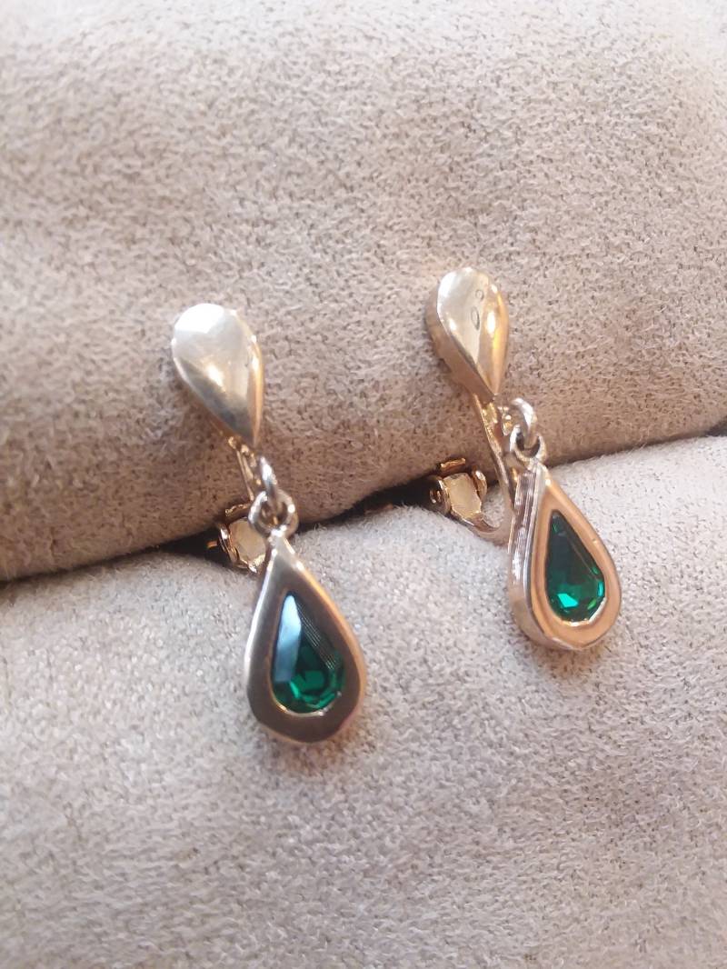 Vintage Avon Baumelnden Gold-Ton-Grüne Kristalle-Clip Auf Ohrringe, Einzigartiges Geschenk Für Sie von LSBazaar