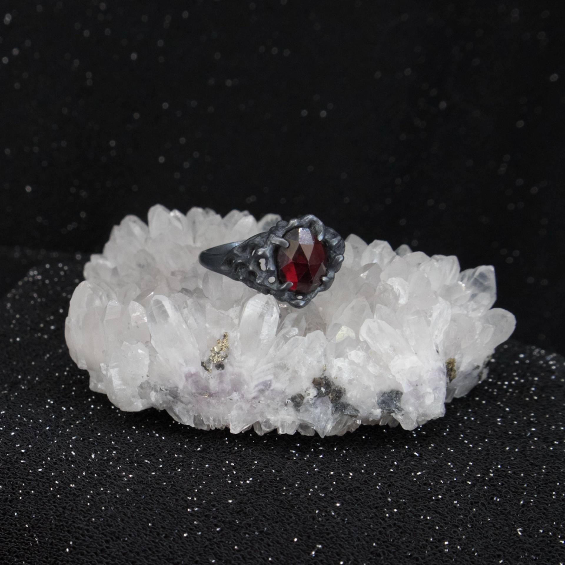 Sea Witch Ii Ring - Granat Sea Witch Ii Ring - Granat von LSDJewellery