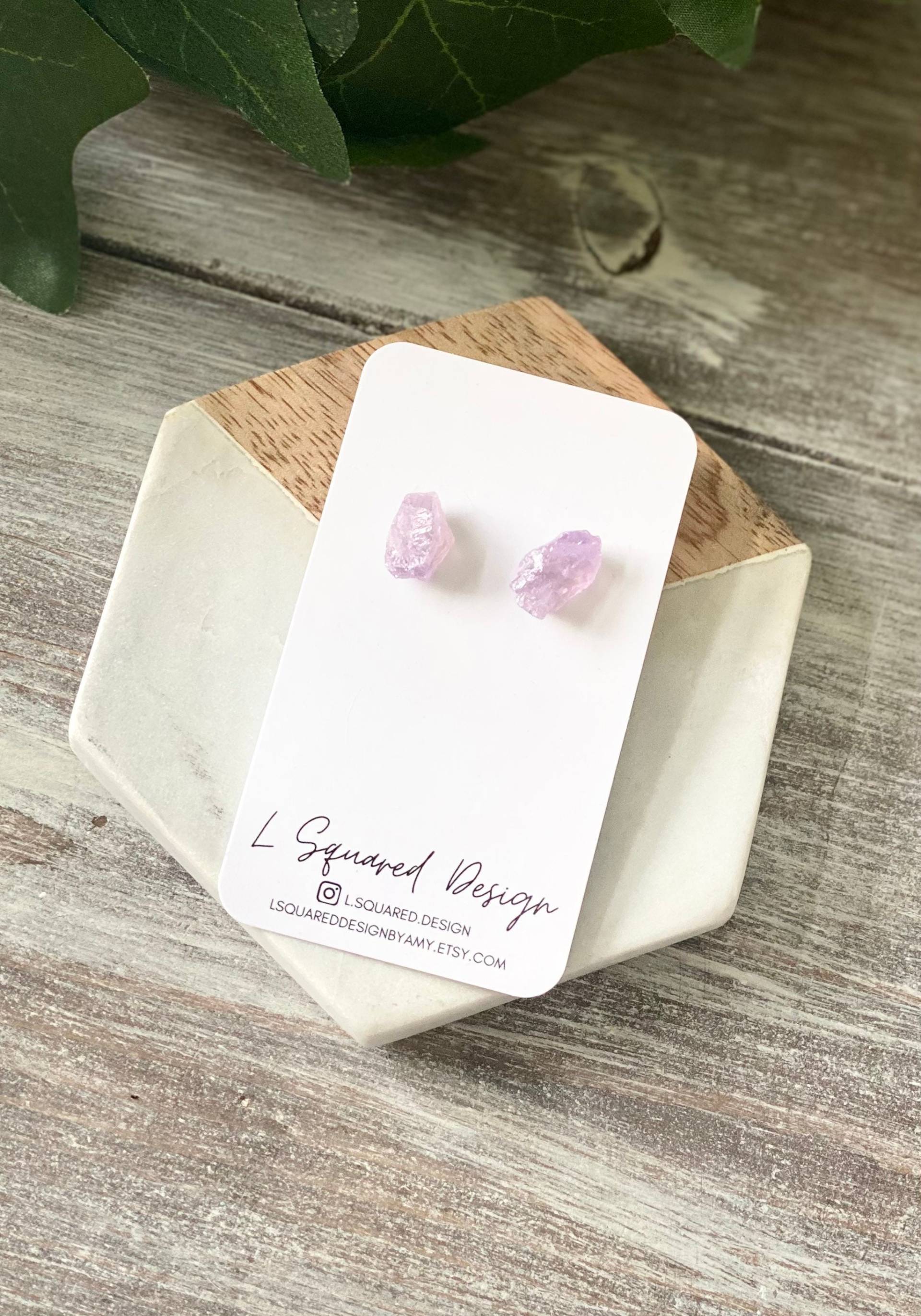 Amethyst Ohrstecker, Kristall Ohrringe, Zierliche Valentine Geschenk Für Frauen, Ohrringe Mädchen, Boho Nickelfreie Ohrstecker von LSquaredDesignbyAmy