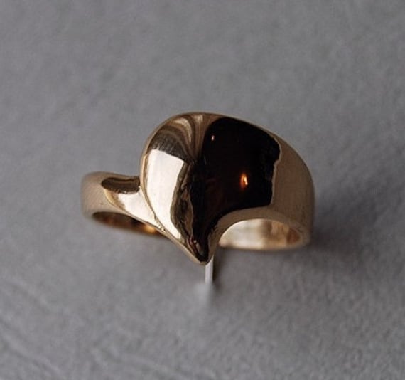 14K Gold Wave Ring, Solid Dome Swirl Curve Schwere Frau Statement Ring Geschenk Für Mama Schlankes von LStellaJewelry