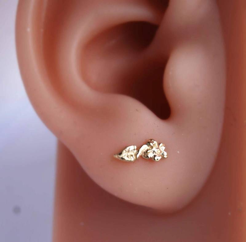 Blumen Ohrringe Aus 14K Geblümten Blatt Ohrringe, Solid Gold Floral Leaf Design 10K Und 14K Gelbgold. Kleine Blume Mit Blattstecker Geschenk Für Sie von LStellaJewelry