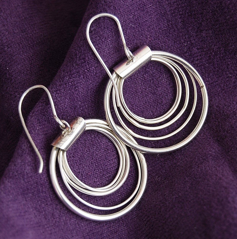 Hoop Ohrringe Mehrere Ringe Sterling Silber, Abstufung in Größe Swining von LStellaJewelry