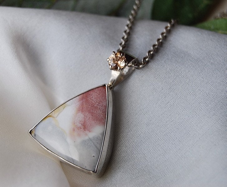 Einzigartige Jaspis Anhänger Rosa Grau Jaspis, Golden Topas Dreieck Form Cabochon Frau Ist Einzigartig/Silber von LStellaJewelry