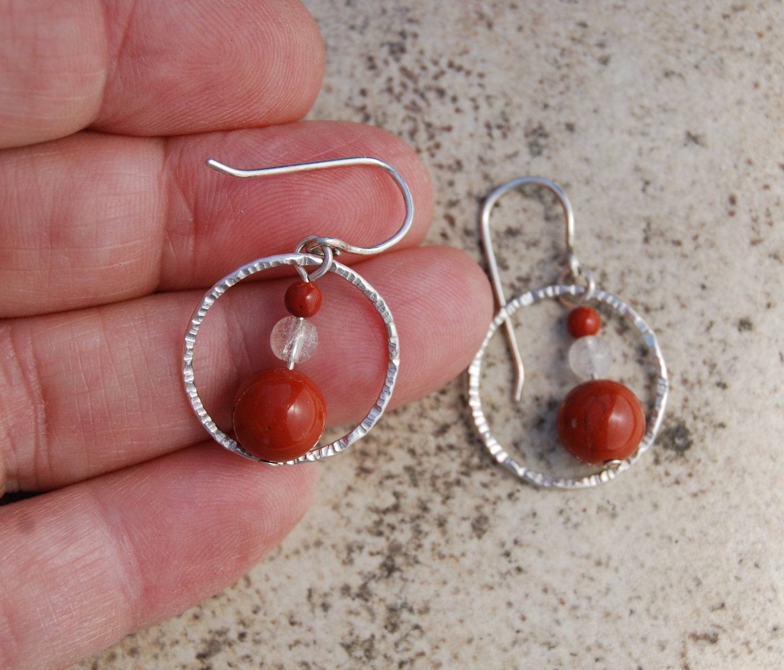 Rost Farbe Karneol Silber Ohrringe, Mit Weisser Quarz, Fun, Sterling Drop Creolen, Orange Perle, Gehämmerter Hoop von LStellaJewelry