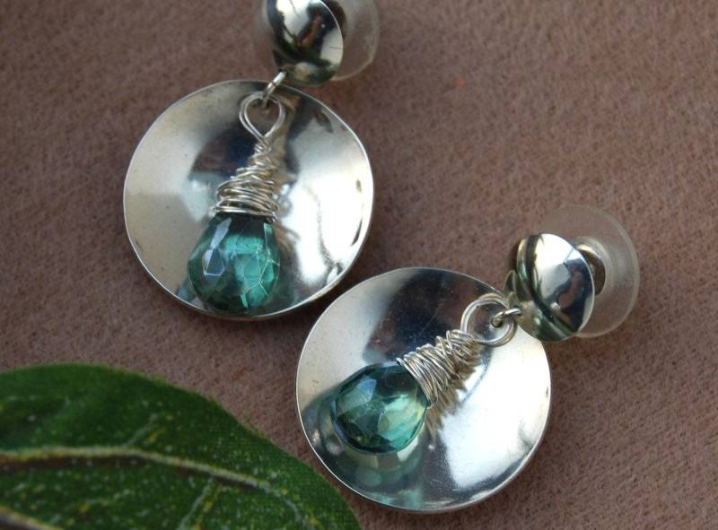 Tropfen Ohrringe Grün Mystic Quartz, Sterling Disc Drop Teal Gem Post Baumeln Ohrringe, Grüner Stein In von LStellaJewelry