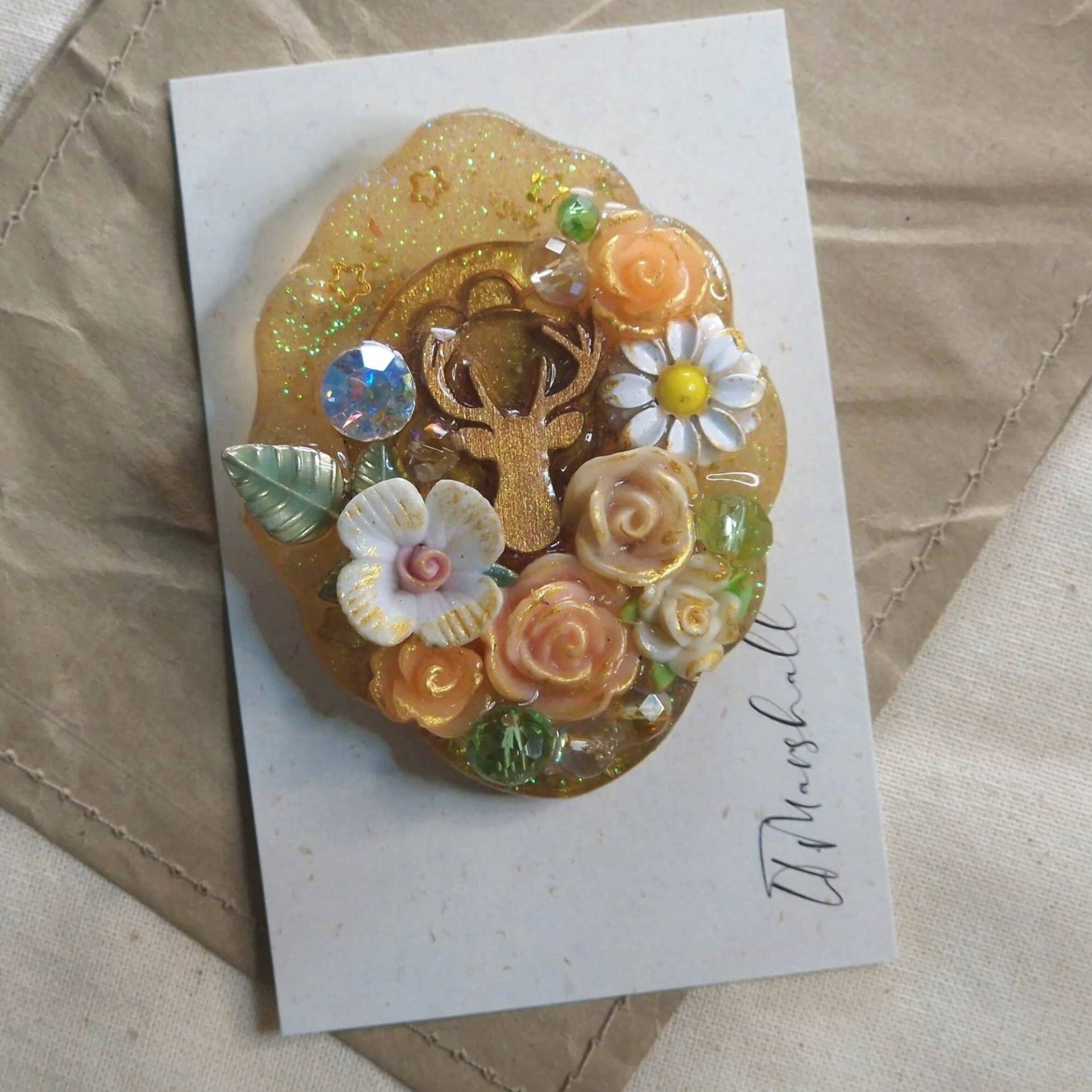 Vintage Brosche Aus Kunstharz Mit Waldmotiven von LTMarshallDesigns