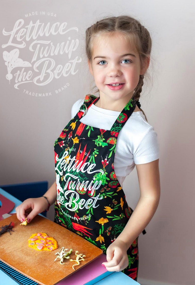 Salat Turnip The Beet ® Kinderschürze - Markenzeichen Der Marke Offizielle Website Gemüsedruck Garten Vegan Bauernmarkt Koch Made in Usa von LTTB