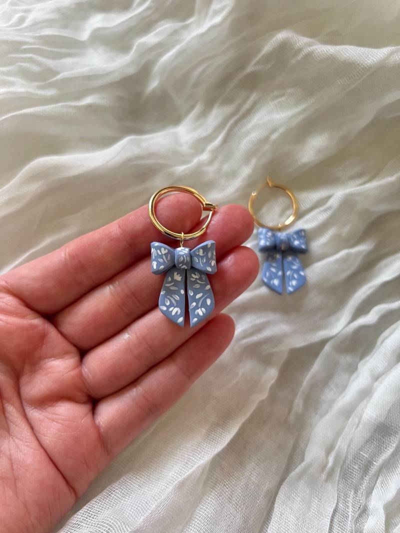 Bemalte Schleifen-Ohrringe 18K Vergoldet, Polymer Clay Bemalte Schleifen-Ohrringe 18K Vergoldet, Polymer Clay von LTcreated