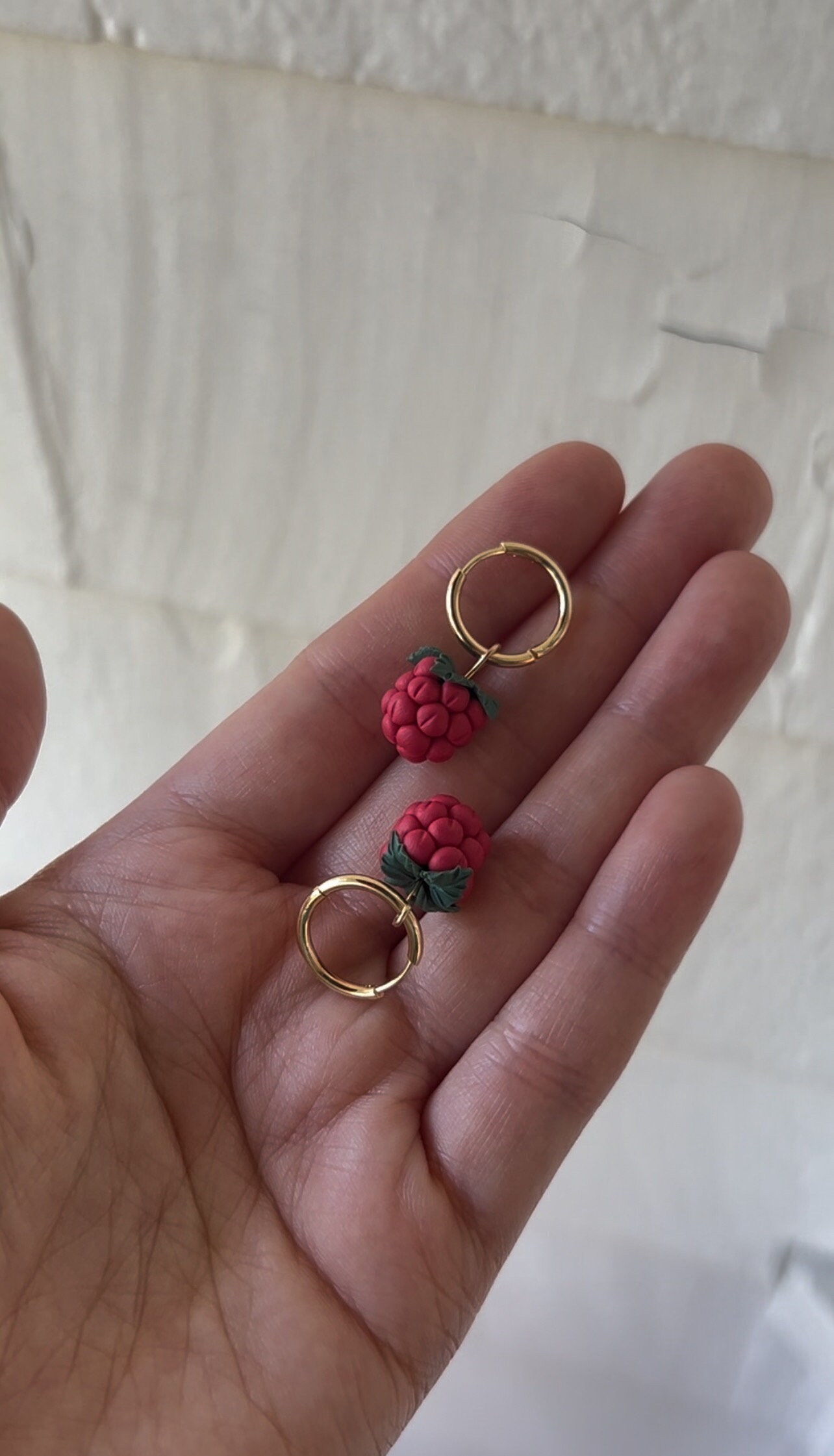 Himbeere Ohrringe 750 Gold Creolen, Polymer Clay Früchte Schmuck Himbeere Ohrringe 750 Gold Creolen, Polymer Clay Früchte Schmuck von LTcreated