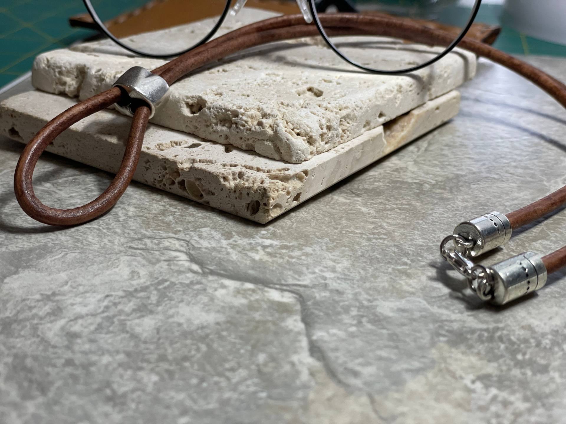 Brillenhalter Aus Weichem Leder in Sattelbraunem Leder, Brillenhalter, Brillenband, Brillenbandschlaufe, Brillenband von LToroDesigns