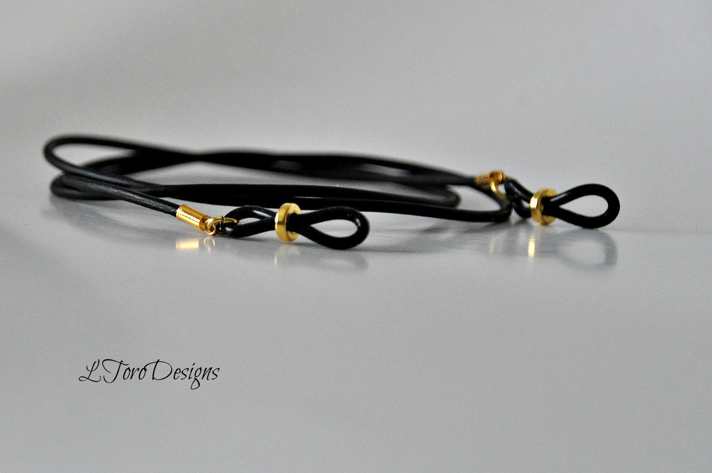 Brillenkette Aus Schwarzem Leder, Vergoldete Enden, Brillenband Brillenkette Aus Schwarzem Leder, Vergoldete Enden, Brillenband von LToroDesigns