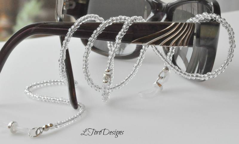 Klare Glasperlenkette Silberne Akzente, 66 cm Brillenhalter Klare Glasperlenkette Silberne Akzente, 66 cm Brillenhalter von LToroDesigns