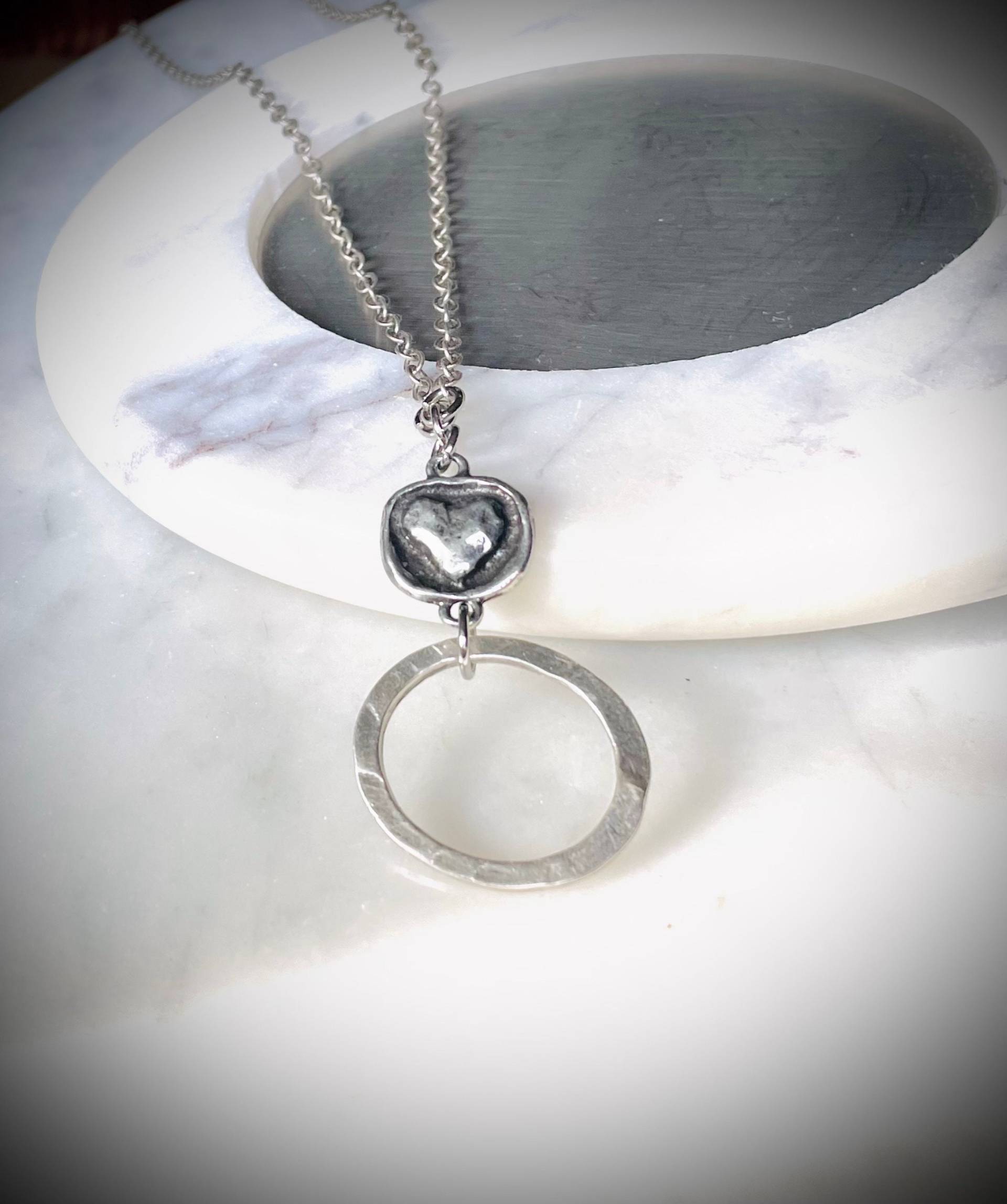 Loop Lanyard, Leder-Brillenleine, Damen-Brillenschlaufe, Laloop-Brillenkette, Schwarze Leder-Brillenkette, Brillenmode, Sonnenbrillenleine Loop Lanyard, Leder-Brillenleine, Damen-Brillenschlaufe, Laloop-Brillenkette, Schwarze Leder-Brillenkette, Brillenmode, Sonnenbrillenleine von LToroDesigns