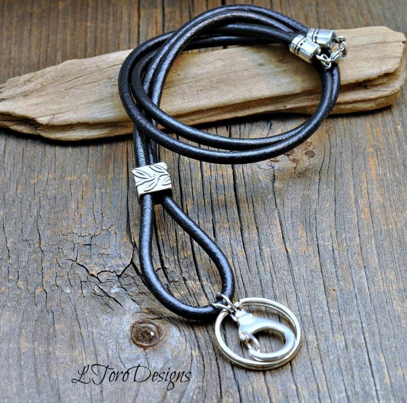 Schwarzes Leder Id-Lanyard, Tibetsilber-Blatt-Perle, Karabinerverschluss Schwarzes Leder Id-Lanyard, Tibetsilber-Blatt-Perle, Karabinerverschluss von LToroDesigns