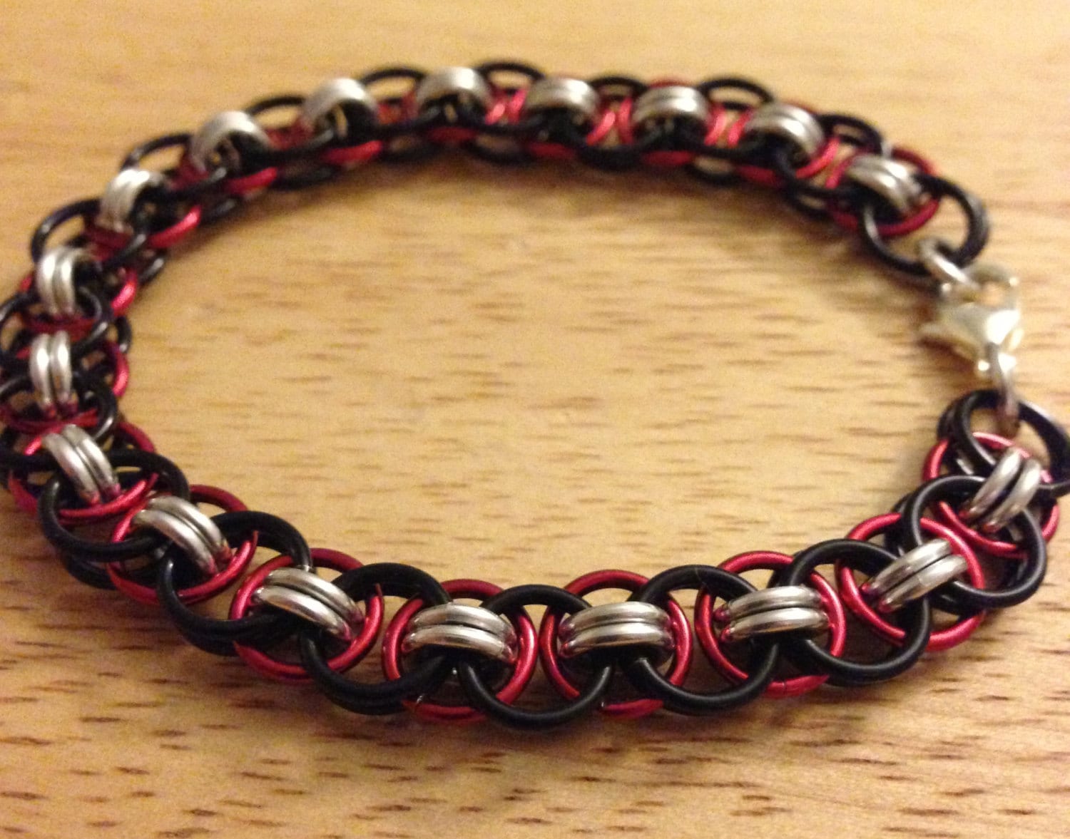 Rot Und Schwarz Helm Webkette Armband Rot Und Schwarz Helm Webkette Armband von LTsMailleOrder