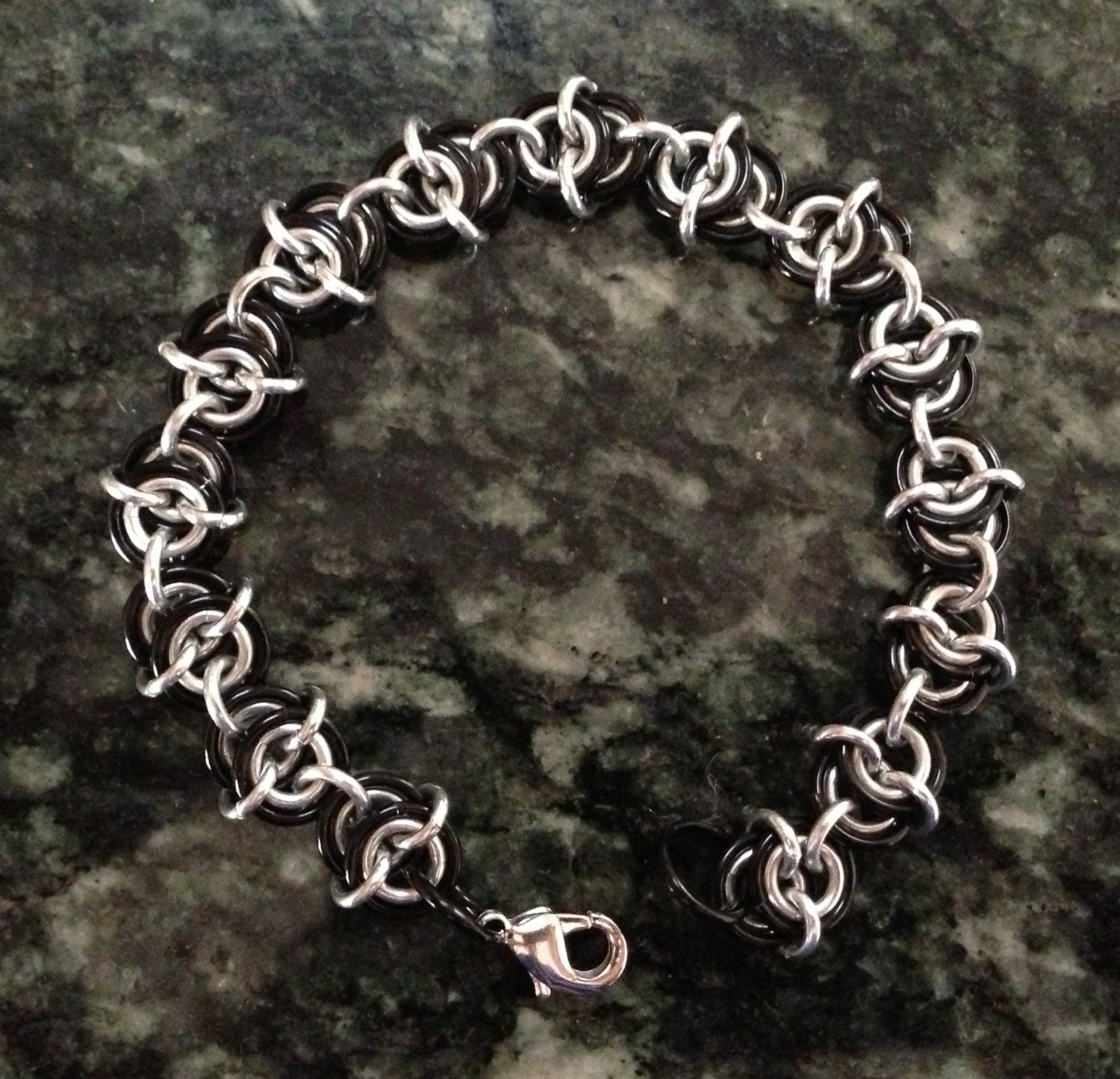 Schwarz Und Silber Chainmaille Armband von LTsMailleOrder