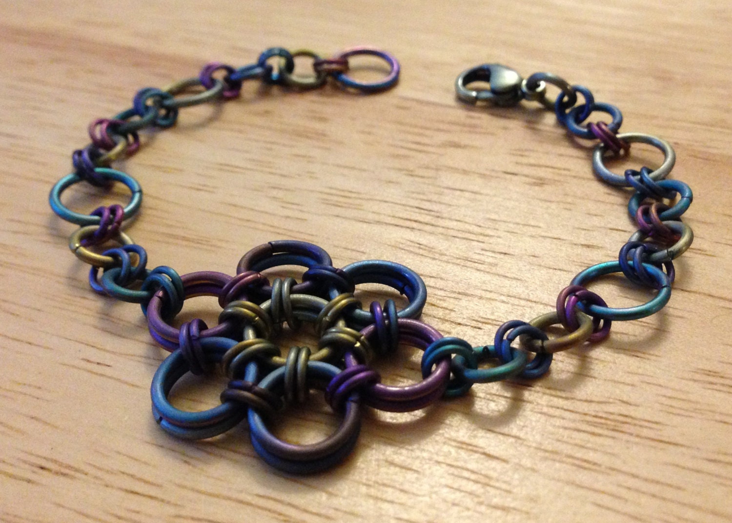 Titan Regenbogen Blumen Chainmaille Armband Titan Regenbogen Blumen Chainmaille Armband von LTsMailleOrder
