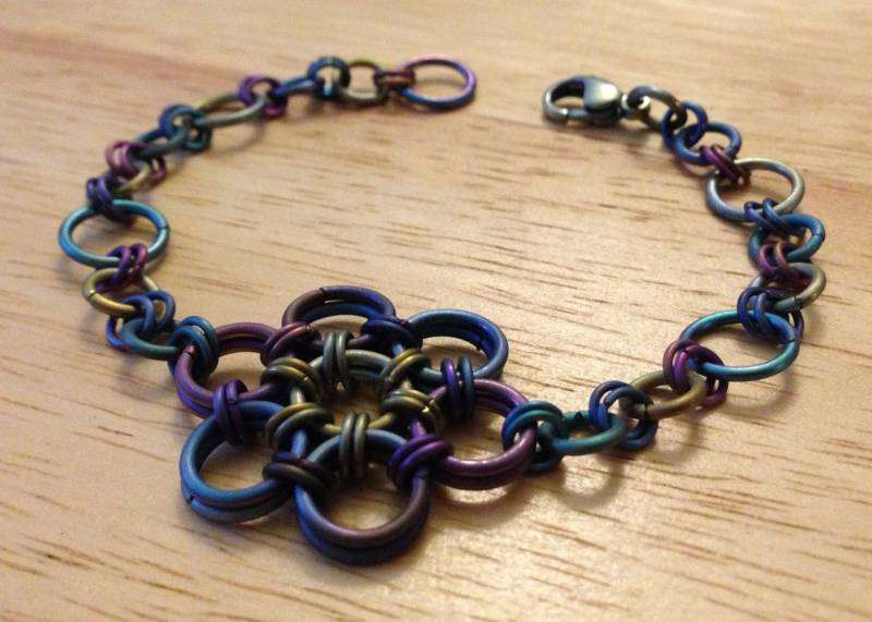 Titan Regenbogen Blumen Chainmaille Armband von LTsMailleOrder