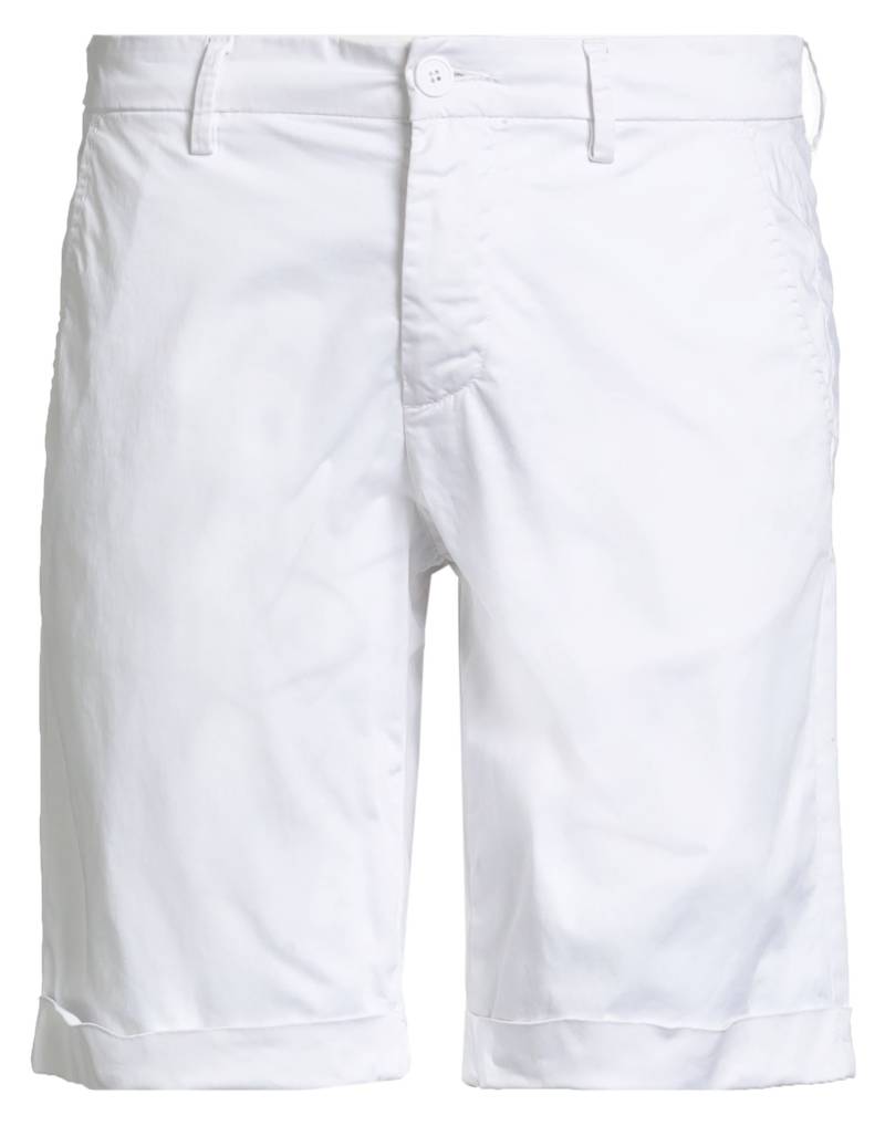 LUCA BERTELLI Shorts & Bermudashorts Herren Weiß von LUCA BERTELLI