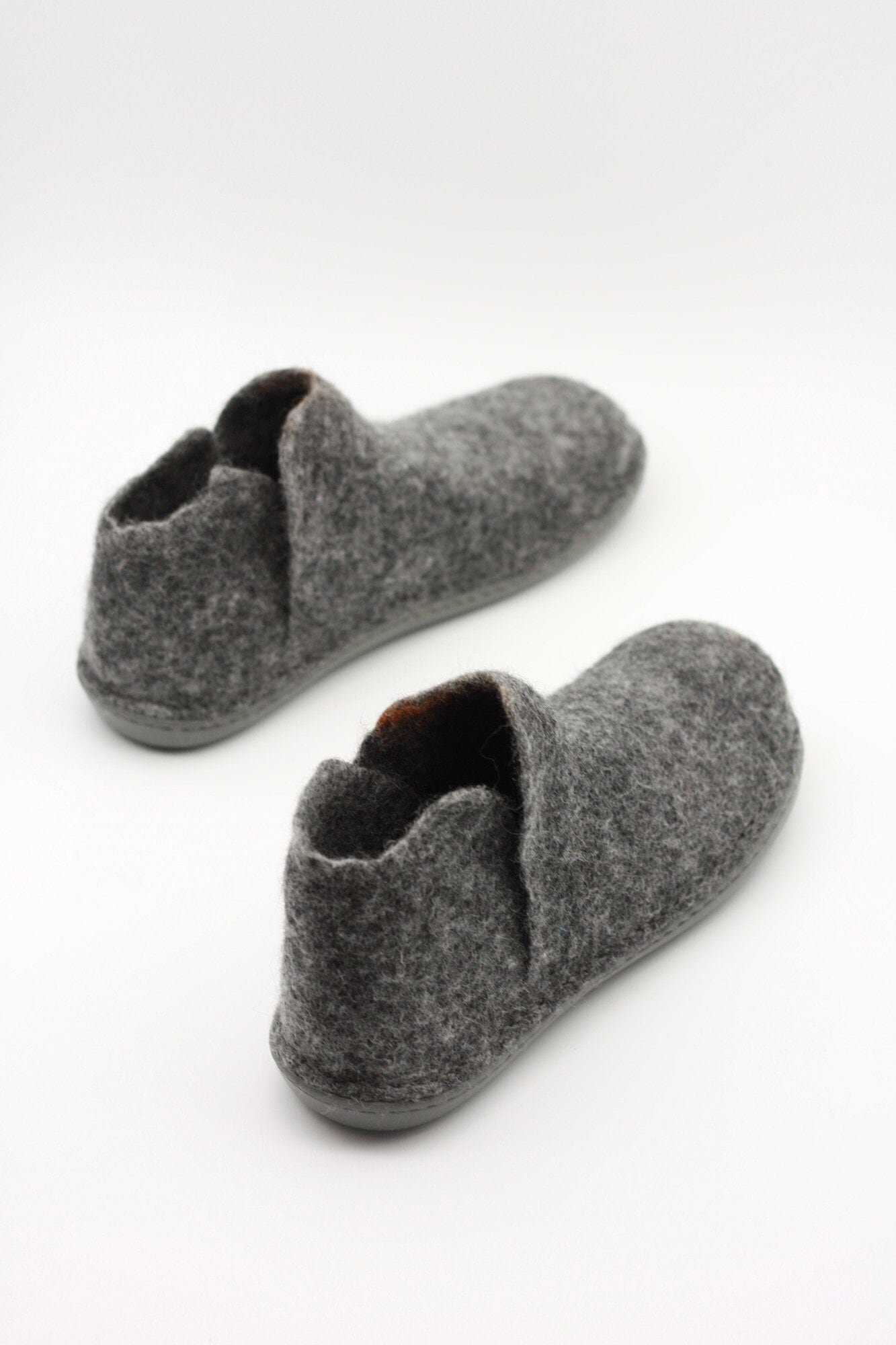 Handgemachte Graue Merino Wolle Ankle Boots Unisex Gefilzte Slip-Ons Handgemachte Graue Merino Wolle Ankle Boots Unisex Gefilzte Slip-Ons von LUCIELALUNE