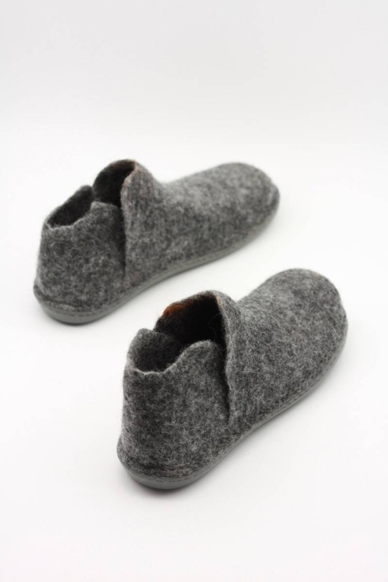 Handgemachte Graue Merino Wolle Ankle Boots Unisex Gefilzte Slip-Ons Handgemachte Graue Merino Wolle Ankle Boots Unisex Gefilzte Slip-Ons von LUCIELALUNE
